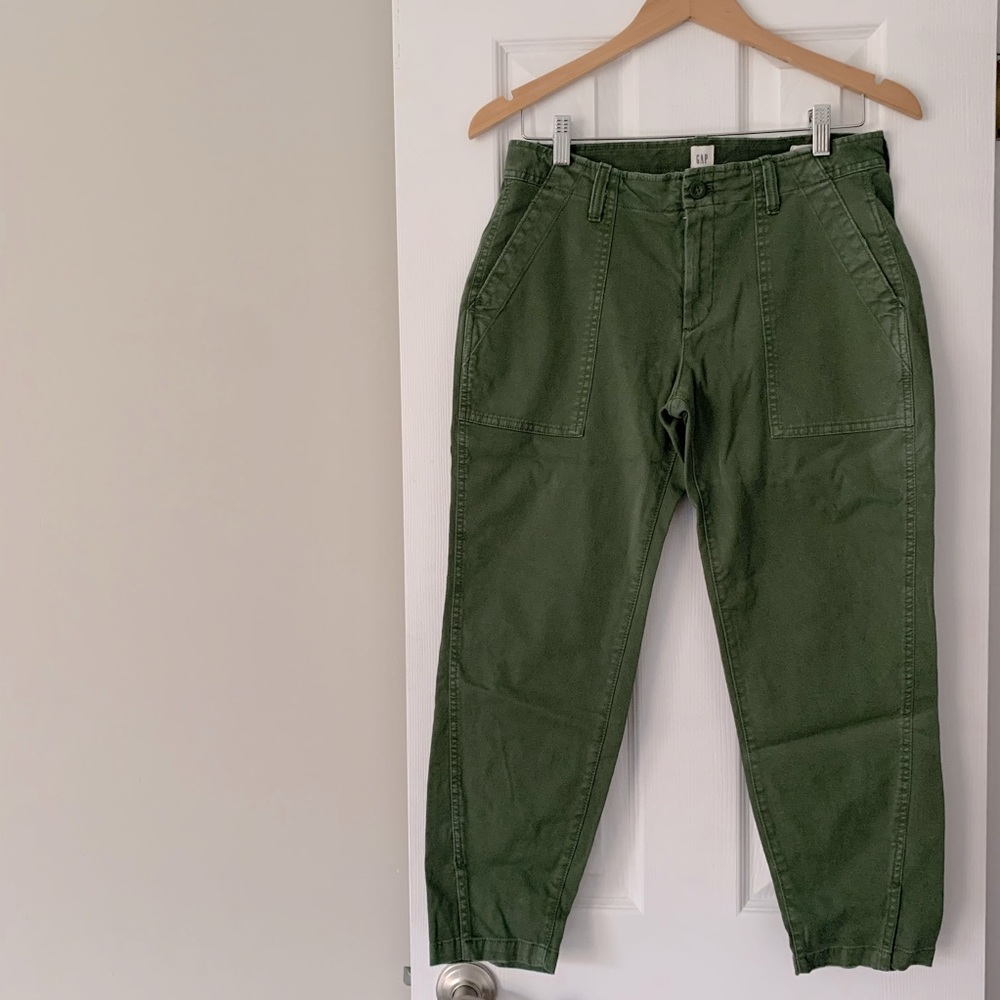 Never worn Gap crop pants